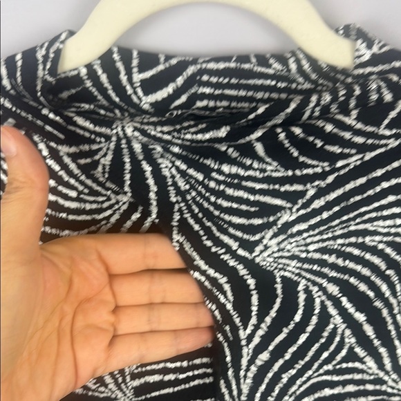 Olsen Hannah Black & White Leaf Patterned Glitter Accents Long Sleeve Top Size L - Picture 6 of 13